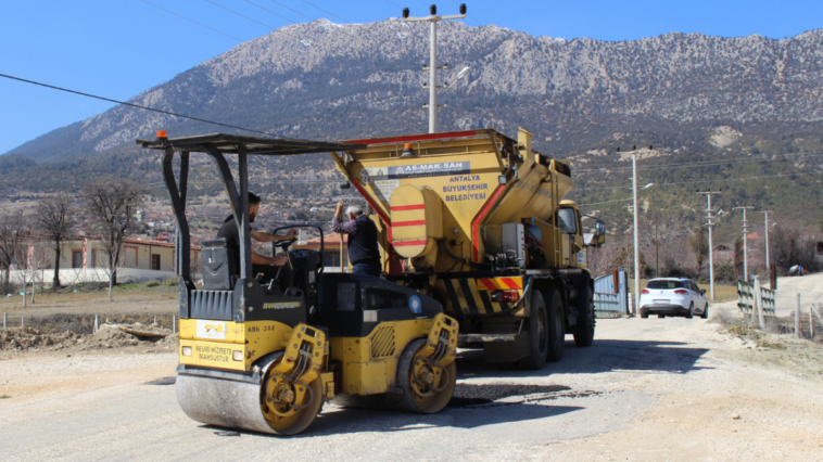 Büyükşehir, Elmalı'da kırsal mahallelerinin yollarını asfaltlıyor