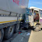 Dolmuş, tıra çarptı 12 yaralı var