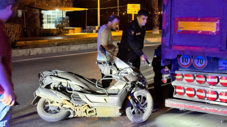 Gazipaşa'da motosiklet park halindeki tıra çarptı: 1 kişi yaralı