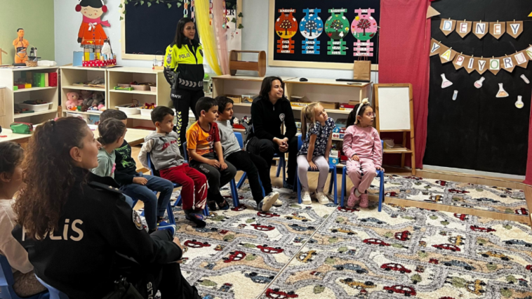Gazipaşa'da polis ekiplerinden miniklere ziyaret