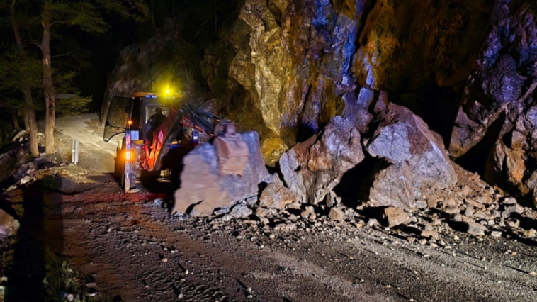 Heyelan nedeniyle kapanan Taşatan yolu trafiğe açıldı