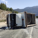 İbradı'da malzeme yüklü kamyonet devrildi, 2 kişi yaralandı