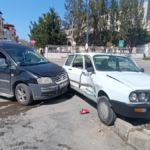 İki otomobil kavşakta çarpıştı, yaralanan olmadı