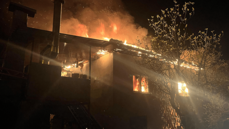 Kaş'ta yangında 2 katlı ev kül oldu