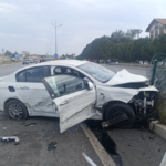 Kaza yapan otomobil refüje çıkarak ancak durabildi