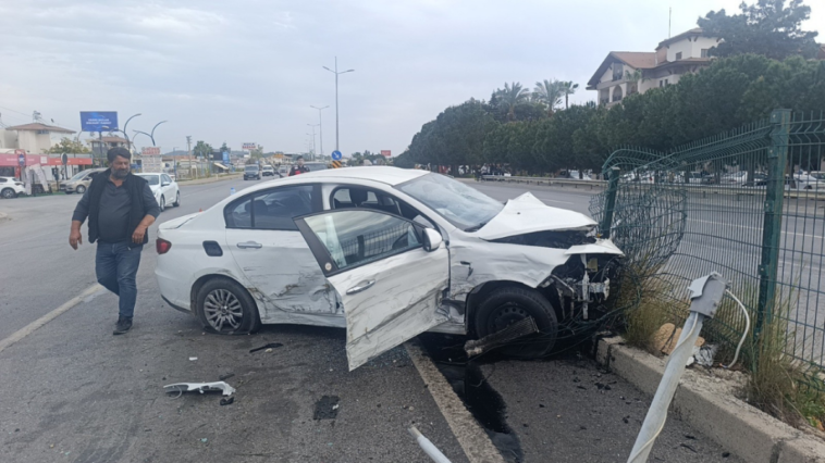 Kaza yapan otomobil refüje çıkarak ancak durabildi