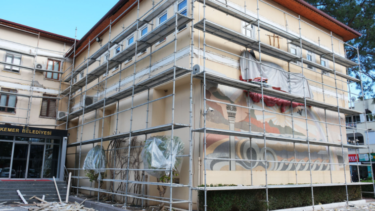 Kemer Belediye binasında tadilat çalışmaları başladı