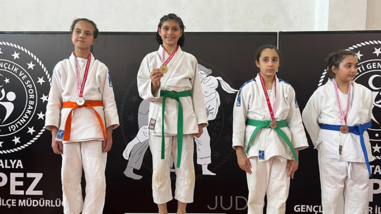 Kepez Belediyesporlu Melek altın madalya kazandı