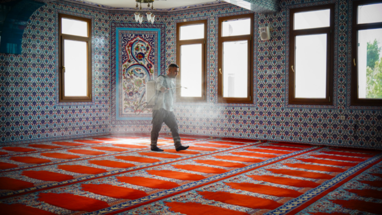 Konyaaltı'nda ibadethanelere gülsuyu döküldü