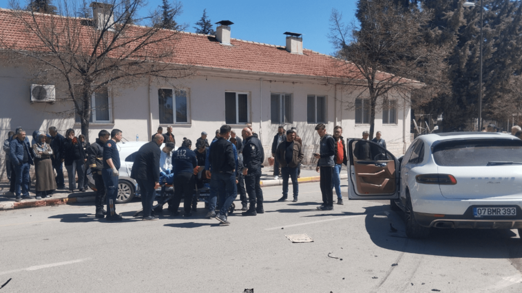 Korkuteli'nde kaza: 4 yaralı