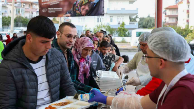 Manavgat'ta Ilıcalılar iftar çadırında birlikte oruç açtı