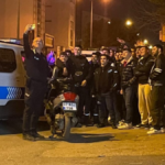 Motosikletli gençlere gürültü kirliliği uyarısı