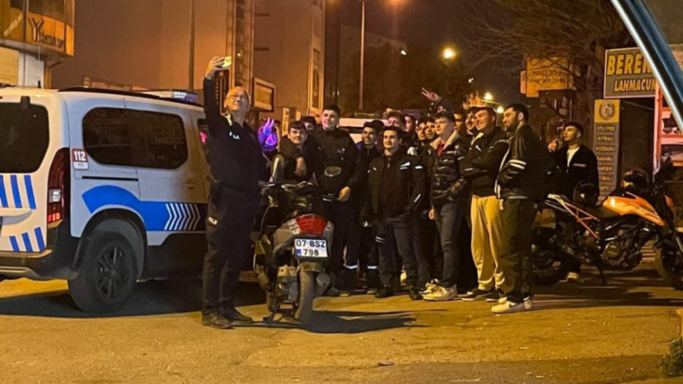 Motosikletli gençlere gürültü kirliliği uyarısı