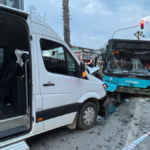 Özel halk otobüsü servis aracıyla çarpıştı 2 sürücü de yaralandı