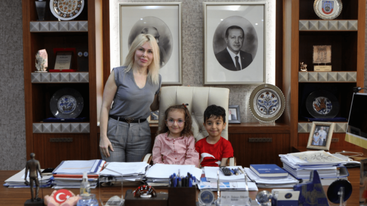 Rektör Özkan koltuğunu çocuklara devretti