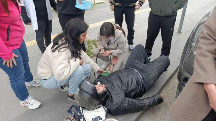 Sağlıkçılar, kaza yapan motosiklet sürücüsünün yardımına koştu