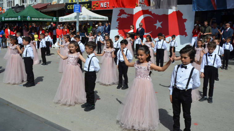 Serikli öğrenciler, 'Atatürk'ün son balosu'nu canlandırdı