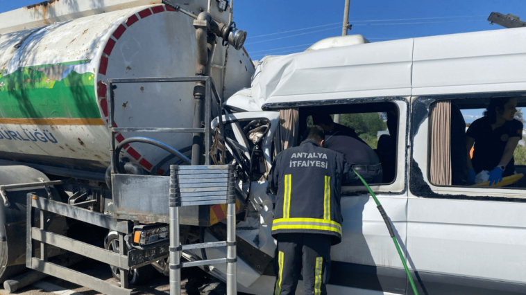 Sulama kamyonu tur minibüsü ile çarpıştı 6 kişi yaralandı