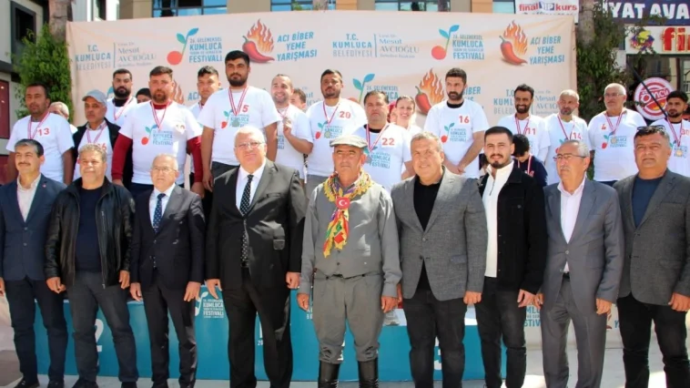 3 dakikada 398 gram acı biber yiyip, yarım altın kazandı