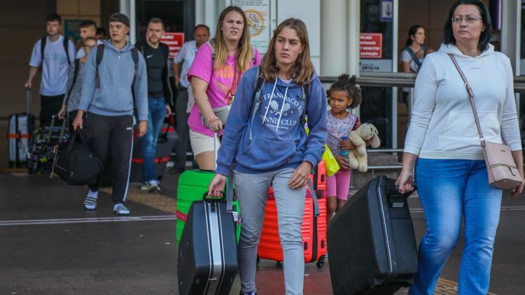 Antalyaya 3 ayda 855 bin 429 turist geldi