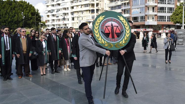 Avukatlar çelenk sundu