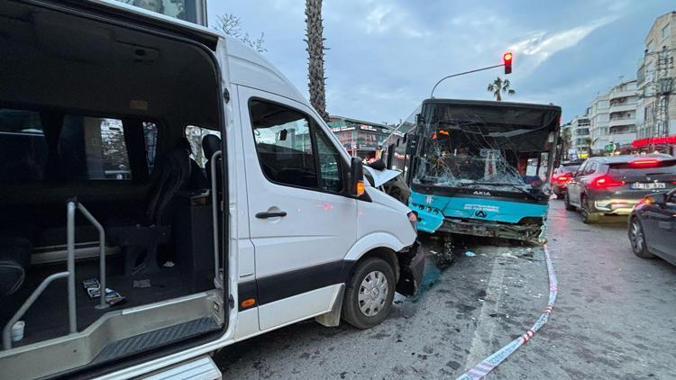 Refüje çıkan halk otobüsü ile servis çarpıştı