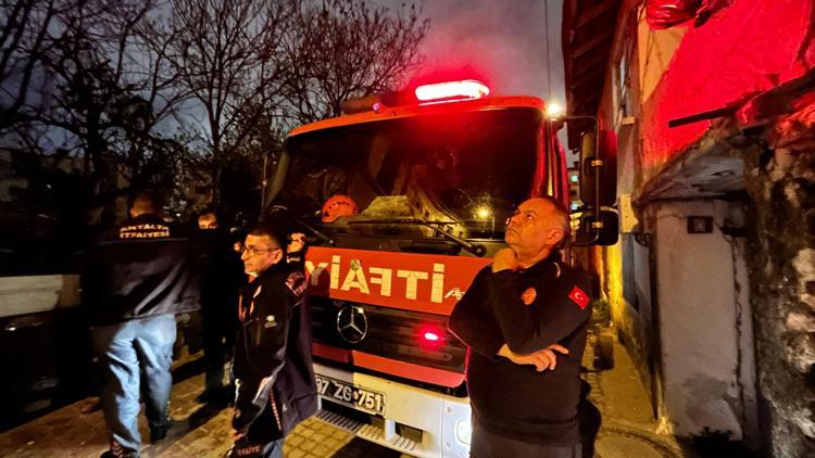 2 katlı müstakil evin kileri yandı