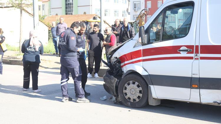 Antalyada ambulans ile otomobil çarpıştı; 3 yaralı