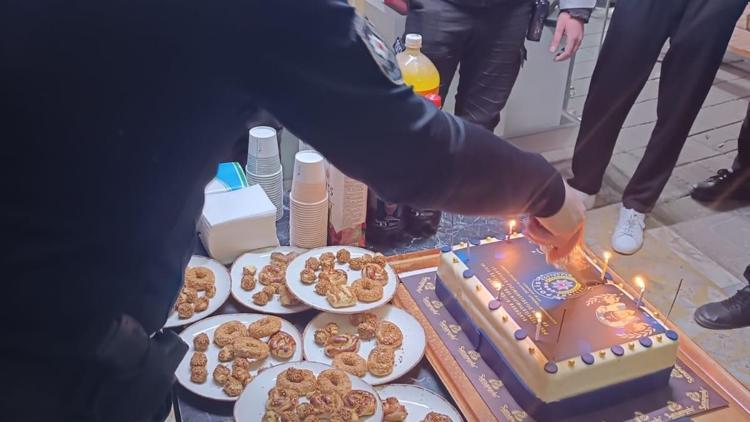 Antalyada kavga ihbarına giden polis ekibine esnaftan pastalı sürpriz