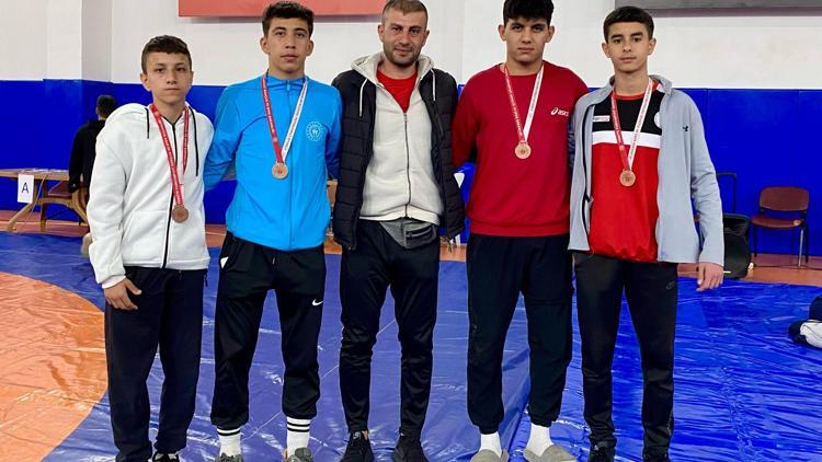 Serikli güreşçilerinden 4 madalya