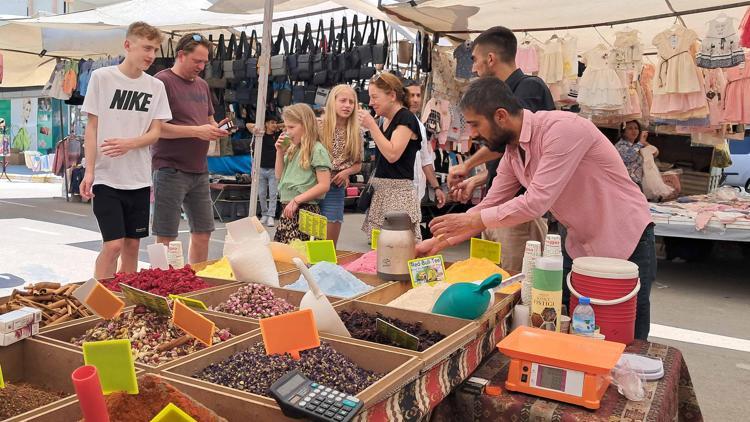 Pazarda turist hareketliliği