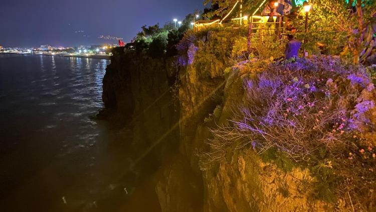 Sevgilisiyle tartışıp 25 metrelik falezlere çıktı, 2,5 saatte ikna edilebildi