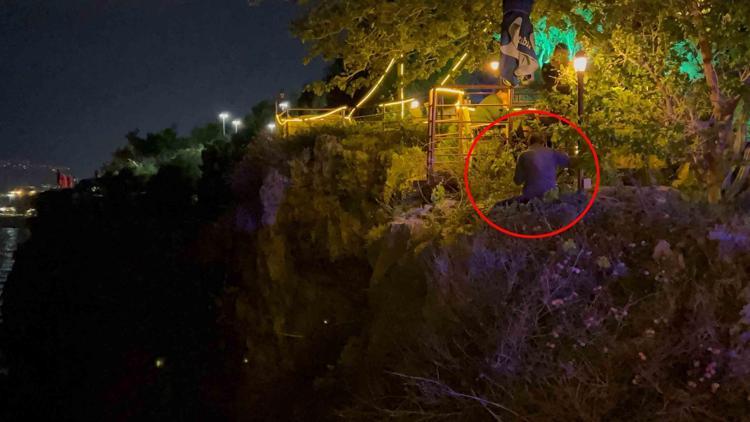 Sevgilisinden Ayrılmak İsteyen Adam Falezlerde İntihara Kalkıştı