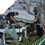 Ağaca çarpan TIR sürücüsünü itfaiye kurtardı