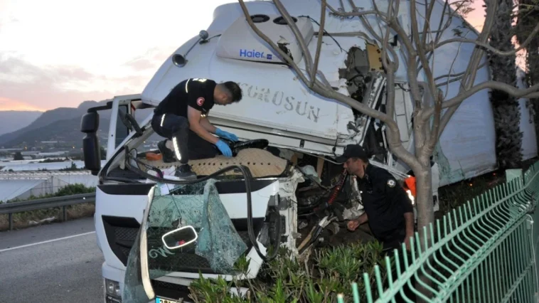 Ağaca çarpan TIR sürücüsünü itfaiye kurtardı