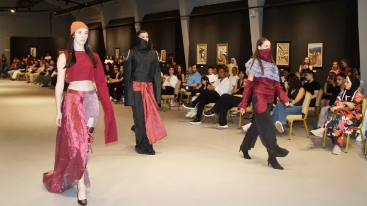 Akdeniz Üniversitesi öğrencilerinden mezuniyet defilesi