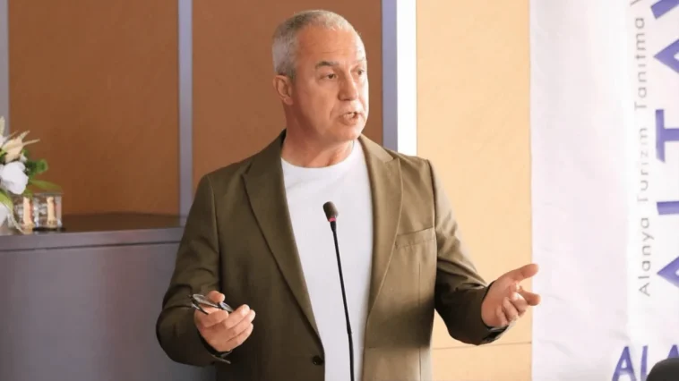 Alanya Belediye Başkanı Özçelik görevi bırakıyor