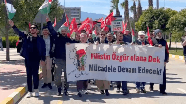 Alanya'da üniversiteliler Gazze'ye destek yürüyüşü yaptı