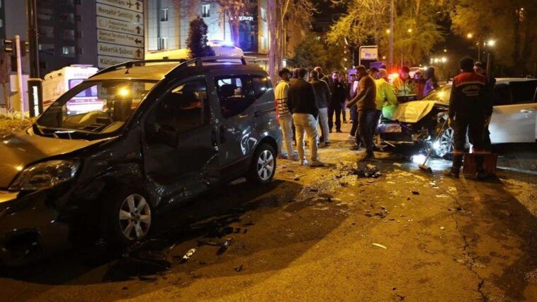 Alkollü sürücü kaza yaptı 4 kişi yaralandı