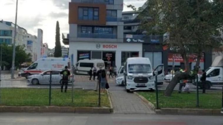 Antalya Muratpaşa’da servis araçları çarpıştı