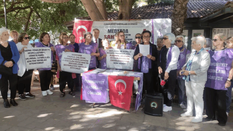 Antalya'da Cumhuriyet kadınları 'şiddete hayır' dedi