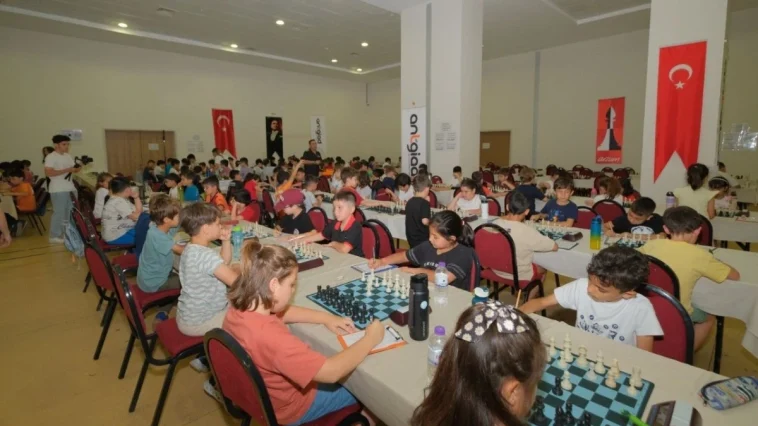 Antalya'da genç satranççılar hünerlerini sergiledi
