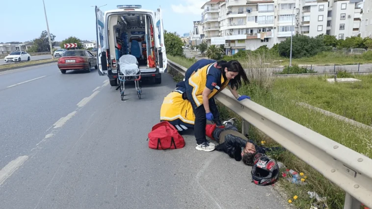 Antalya'da lastiği patlayan motosiklet devrildi: 2 yaralı