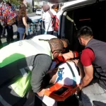 Antalya’da servis minibüsü devrildi, sıkışan sürücüyü ekipler çıkardı