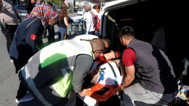 Antalya’da servis minibüsü devrildi, sıkışan sürücüyü ekipler çıkardı