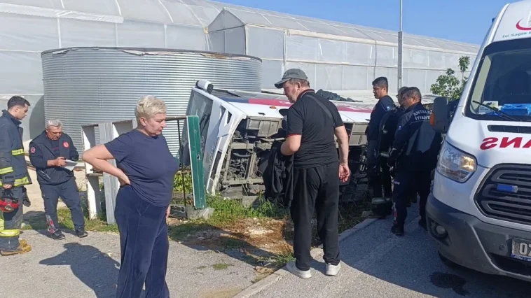 Antalya’da tur midibüsü devrildi: 18 turist yaralı