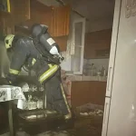 Bulaşık makinesinden çıkan yangın apartmandakileri sokağa döktü