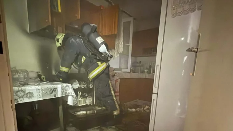 Bulaşık makinesinden çıkan yangın apartmandakileri sokağa döktü