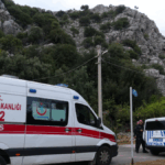 Bunalım geçirip, kayalıklara çıkan 27 yaşındaki genç ikna edilerek indirildi