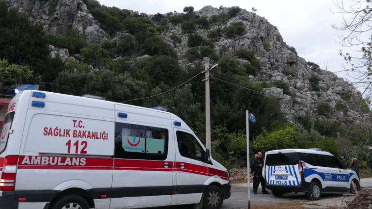 Bunalım geçirip, kayalıklara çıkan 27 yaşındaki genç ikna edilerek indirildi